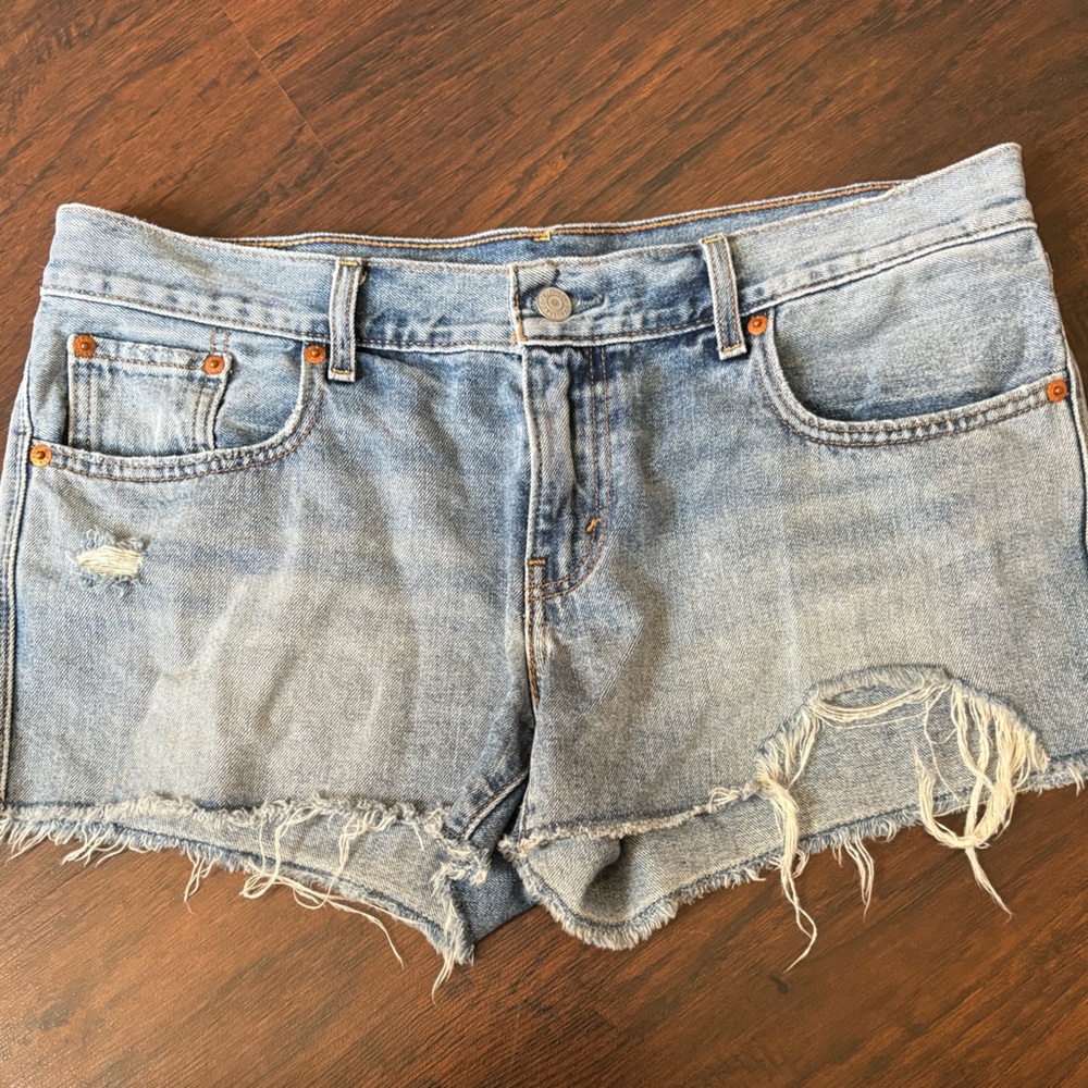 Levi’s High Waisted‎ Light Wash Fringed 501 Shorts Women’s Sz 30